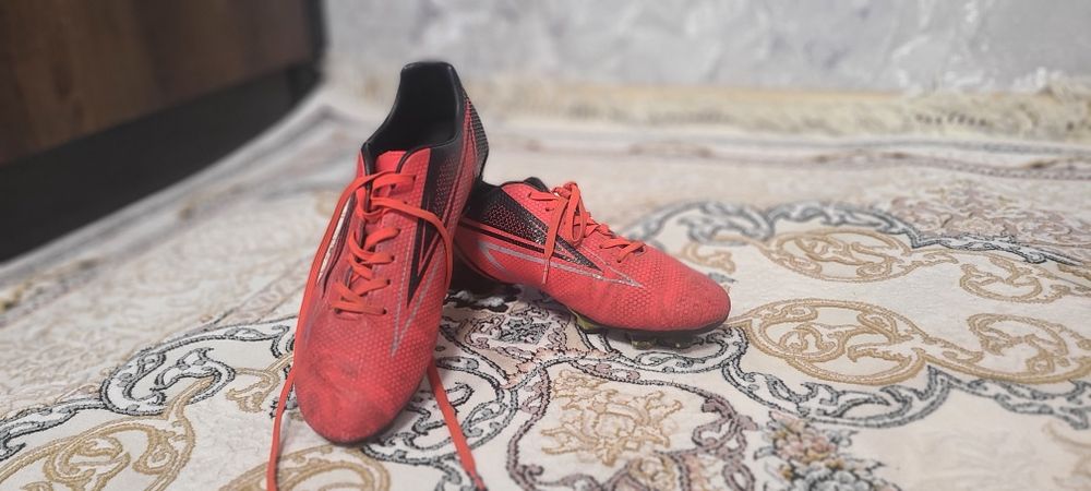 Сороконожка и бутсы фудбольные