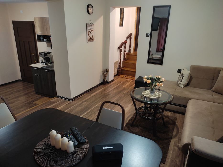 Двуетажна къща . Продава се/Под наем