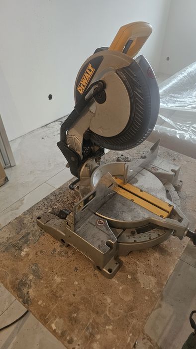Углорез  DEWALT в отличном состоянии