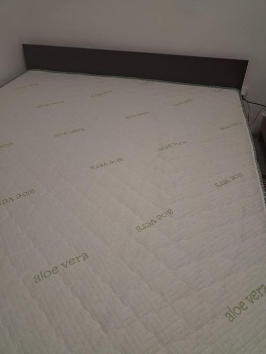 Vând pat cu tot cu saltea