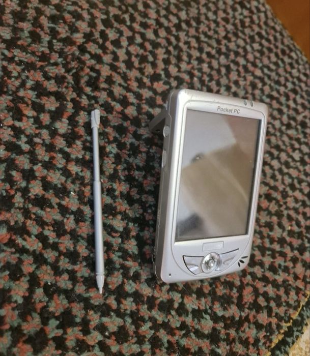 Lot telefoane pe butoane si aparat fotografiat