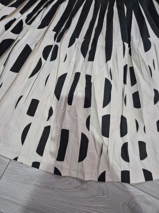 Fusta plisata alb-negru