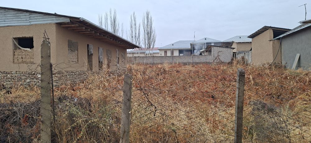 Yer uchastka sotiladi remont qilsa yashasa boladi