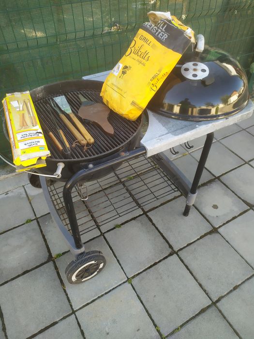 Барбекю WEBER на дървени въглища