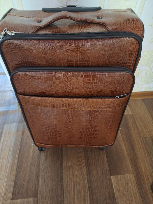 Продам вместимый новый чемодан