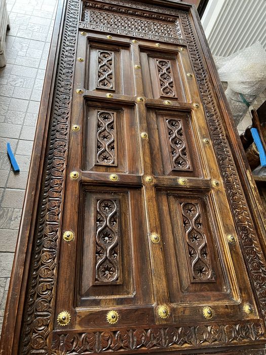 Masa pentru living, sculptata din lemn de tec
