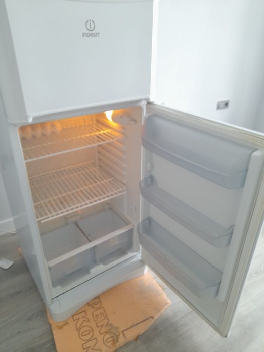 Продам б/у холодильник indesit в отличном состоянии