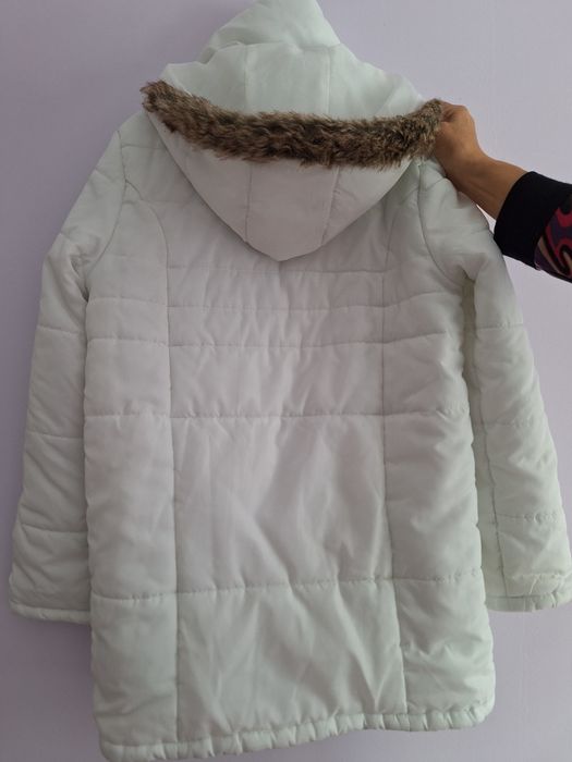 Бяло яке с качулка