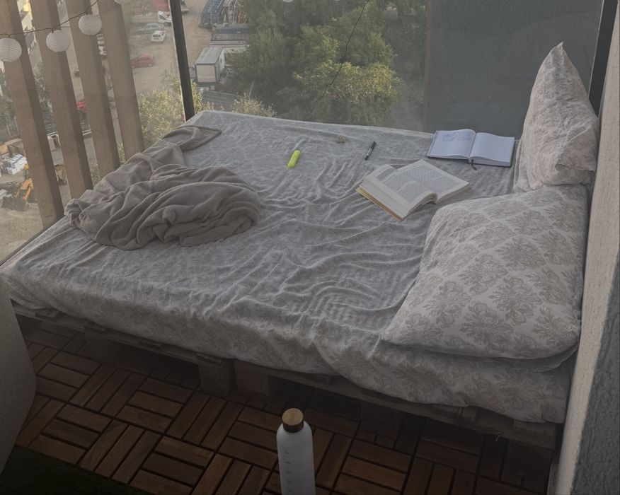 Pat din paleti - 4 paleti plastic + saltea grosime 8 cm