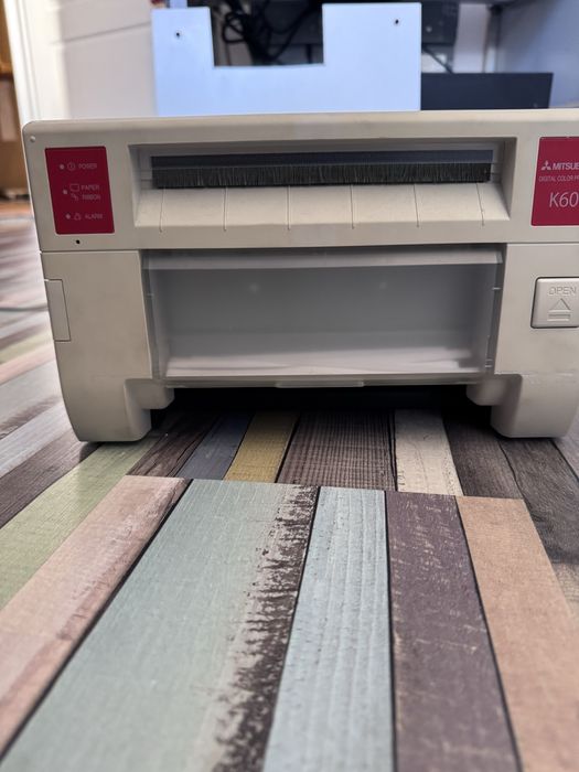 Vând imprimantă foto profesională prin sublimare (dye-sublimation) Mitsubishi Electric CP-K60DW-S