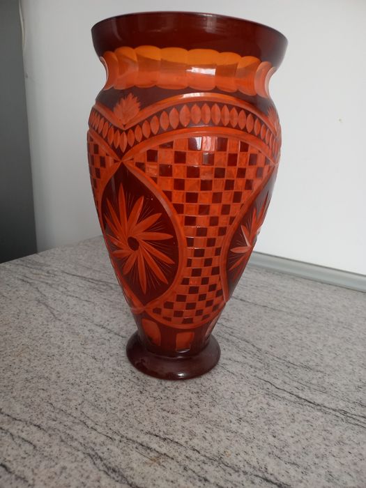Vaza din rubin autentic. Inaltimea  40 cm. Noua
Inaltimea 40 cm
Deschidere 10 cm
Vaza este noua, fiind pastrata la cutie si nu a fost folosita nicioda