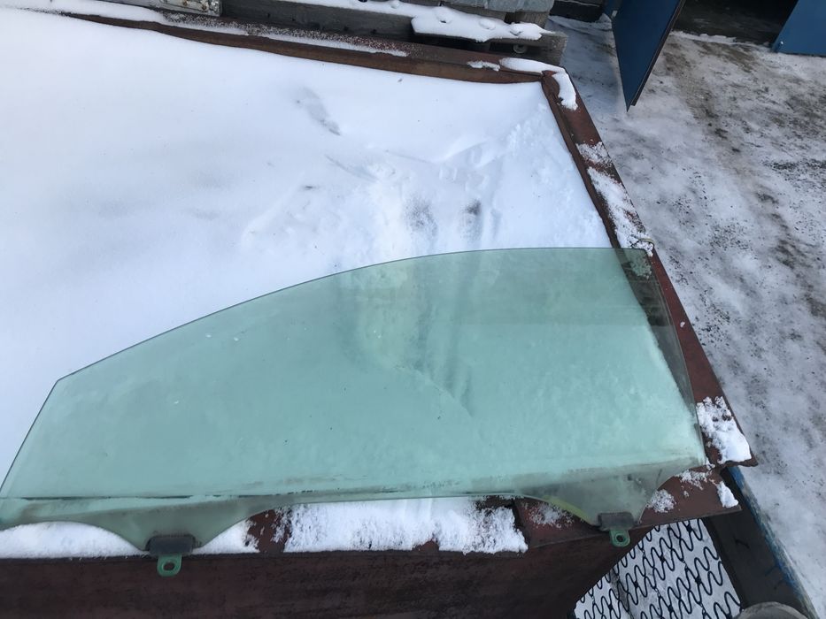 Продам переднее левое стекло на камри 40-45