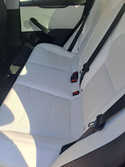 Tesla model 3 AWD Long Range albastra cu interior alb permium