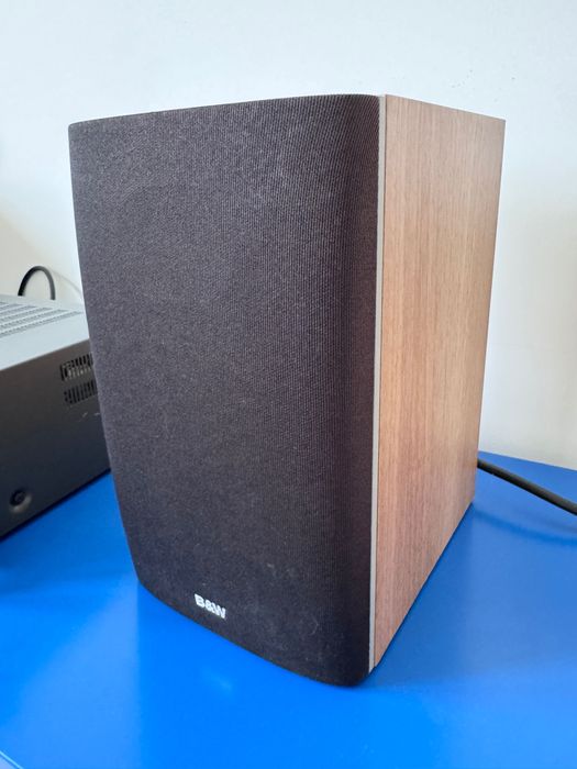 boxe Bowers & Wilkins bookshelf