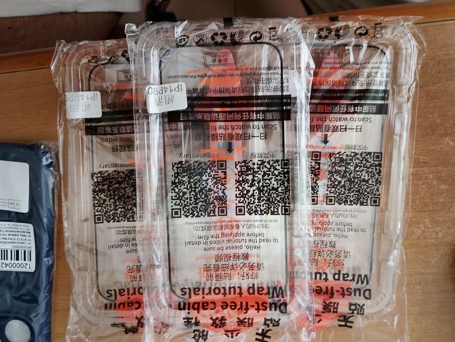 Нови неразпечатени-2 кейса(1 Magsafe) и 3 протектора за iPhone 14 Pro