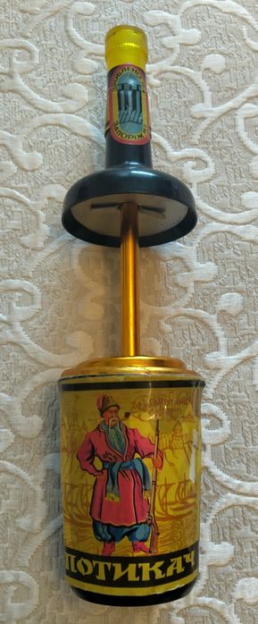 Ретро мелнички и бутилка - цигаретник от соца