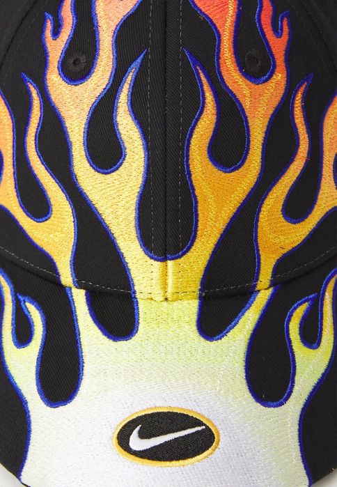 Шапка с козирка Nike flame sportswear club с пламъци y2k стил