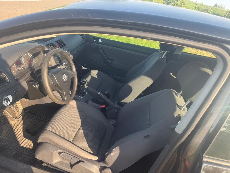 Vând sau schimb golf 5 cu ceva in 4 uși!