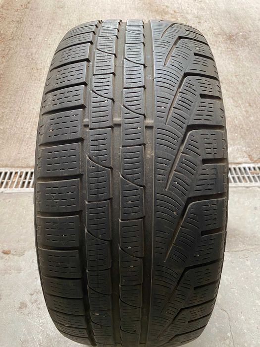 Продавам 1бр. зимна гума Pirelli 245/45/17