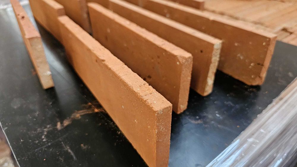 Caramidă feliată aparentă.