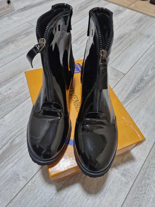 Женская куртка и сапоги