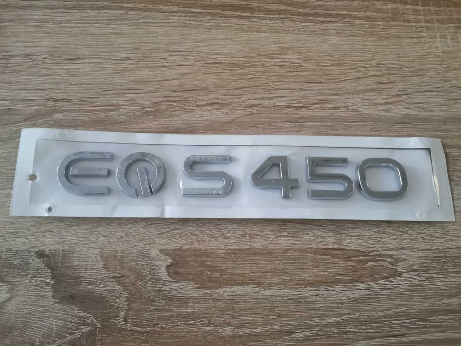 сребрист надпис Mercedes Benz EQS 450