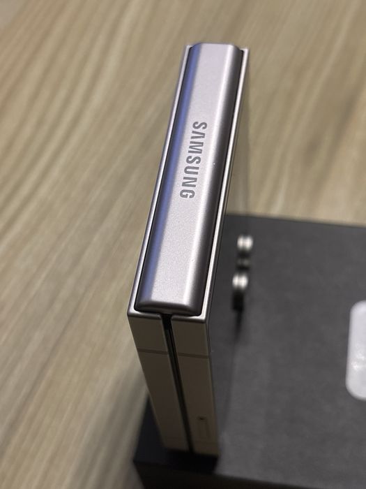 Samsung Z Flip 6 , ca NOU , 256 GB , 12 GB RAM , 100 % Bateria