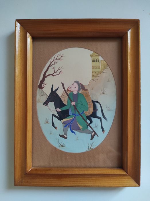 Miniatyura asarlari sotiladi. Yogʻoch ramkaga solingan