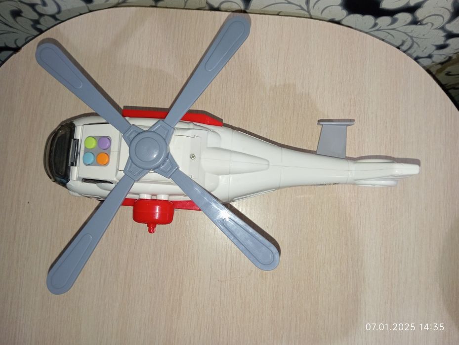Игрушечный вертолет