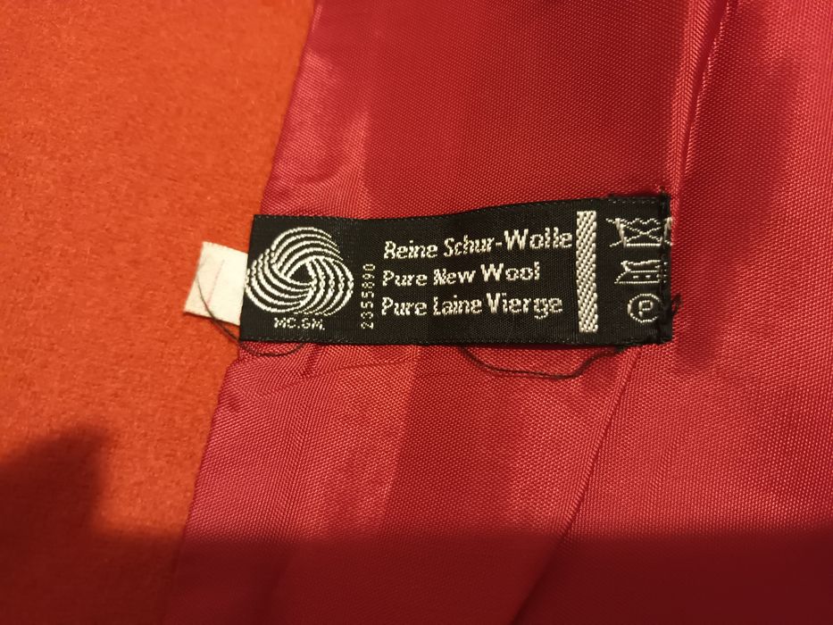 Vestă dama, tradițională din lână de la prestigiosul brand Trachten Gerlach. 
Este o piesă vintage