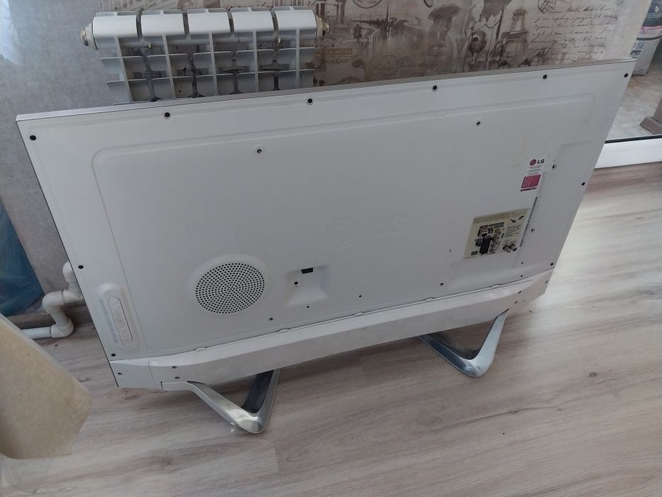 Большой смарт телевизор LG 120см.