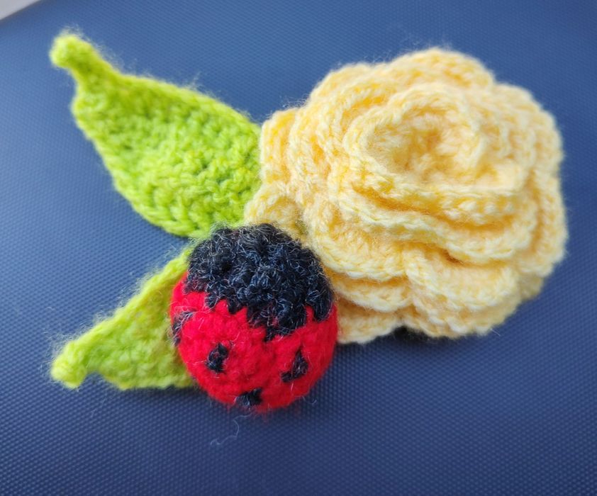 Плетени цветя на една кука,птичка с гнездо