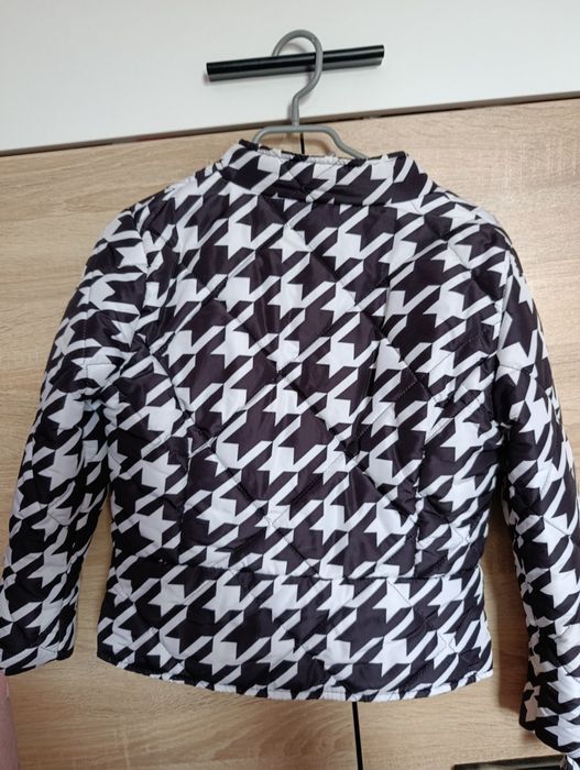 Стилно черно-бяло яке със златни копчета