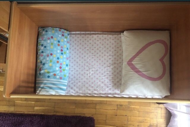 Бебешко легло с матрак Magniflex и скрин за преповиване