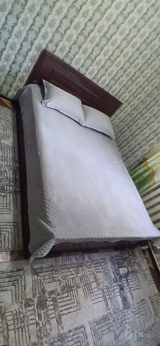 Spalniy divan +matrasi va 2ta tumbasi bilan sotaman. Xolati yaxshi.
