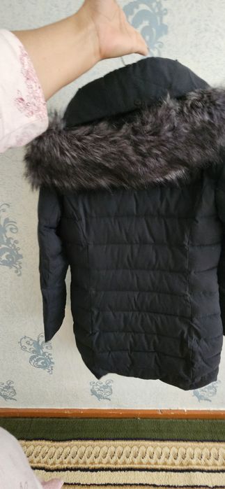 Ideal holatdagi va trendvy rangdagi qishgi kurtka