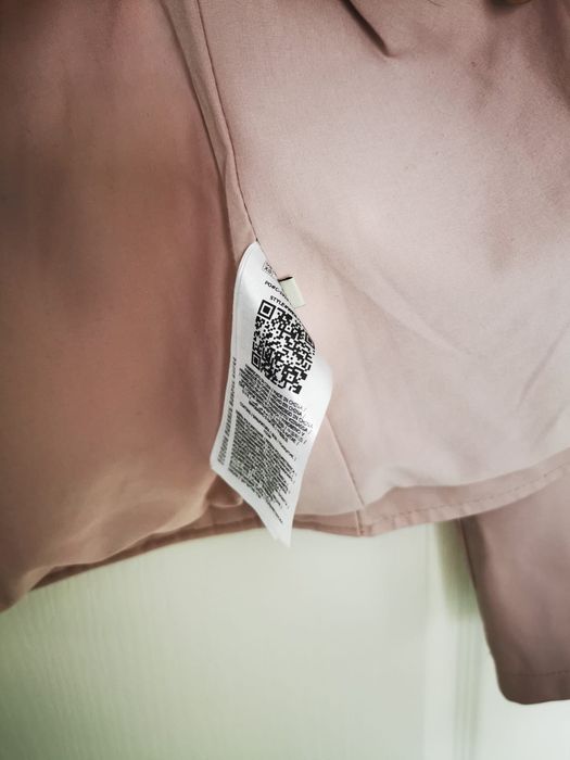 Vând geaca Guess impecabila piele ecologica nude