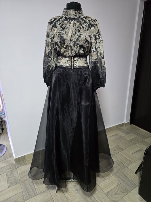 Fusta lunga din tull, model clos;