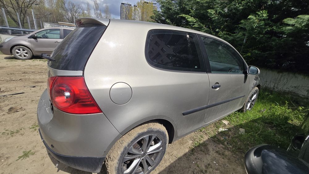 Vw golf 5 portbagaj stopuri far scuan Scaune bord Volan airbag usi usa hayon motor cutie viteze 1.4mpi electromotor alternator aripa bobina pompa