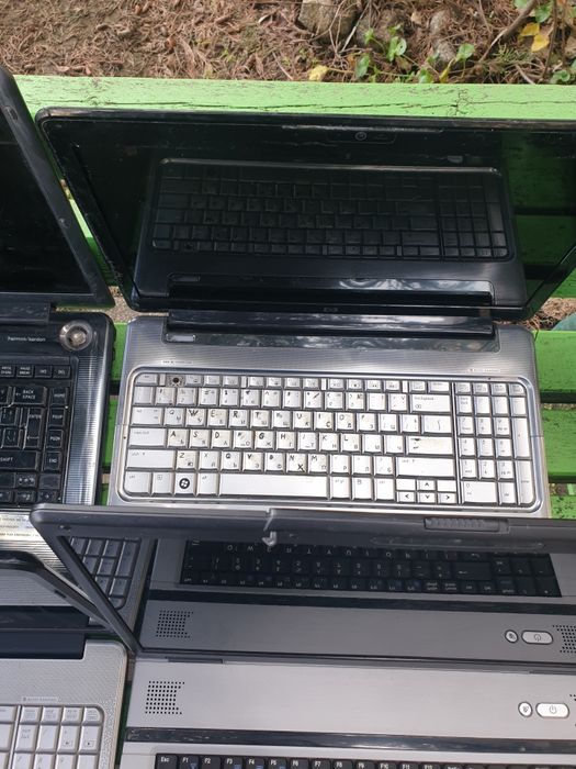 Лот лаптопи за ремонт и части.