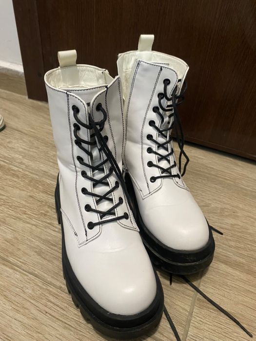 Бели ботуши вълнени.