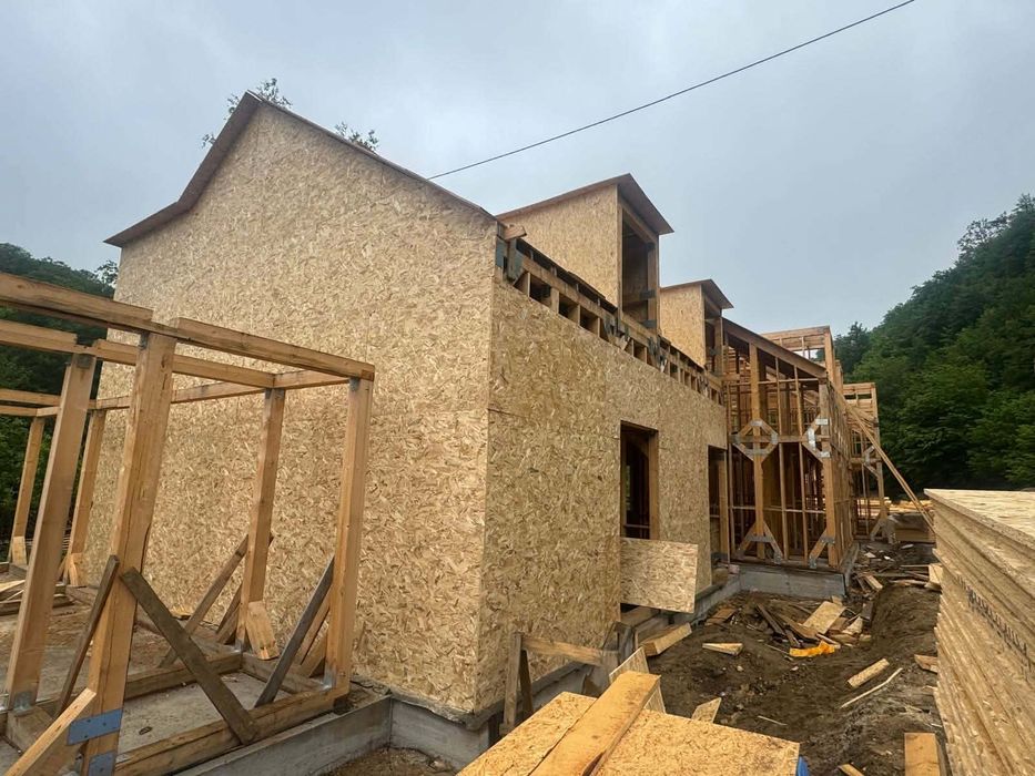 Montaj acoperis tigla metalica jgheaburi burlane reparații velux