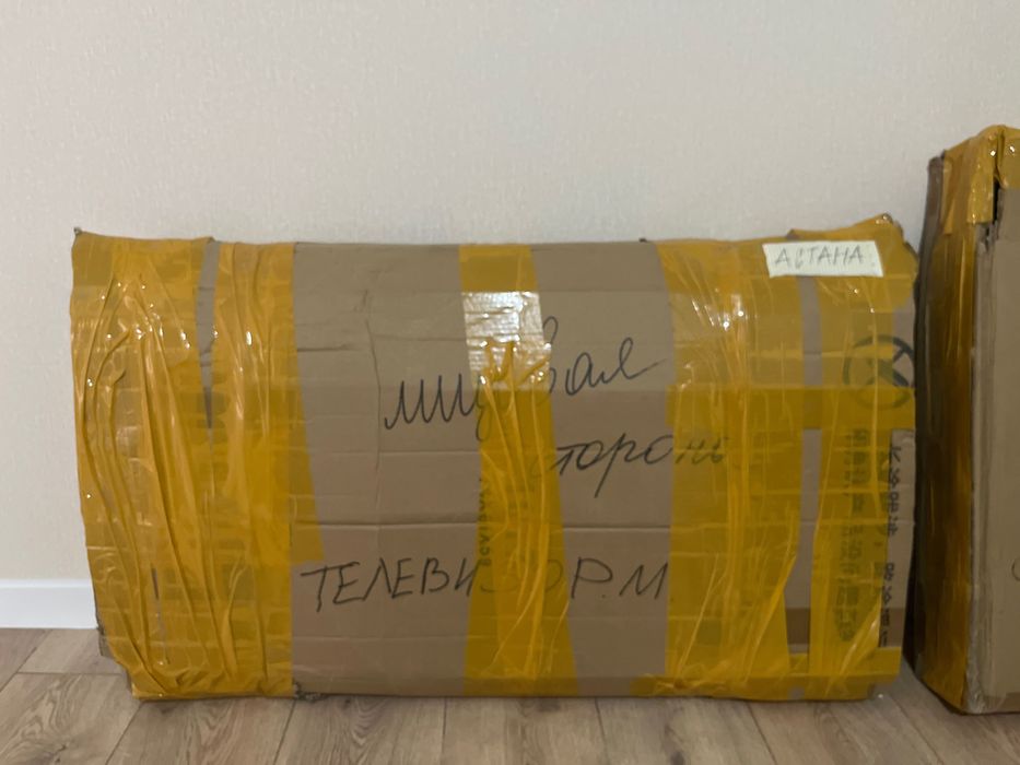 Небольшой телевизор Yasin + пульт + кронштейн (настенный)