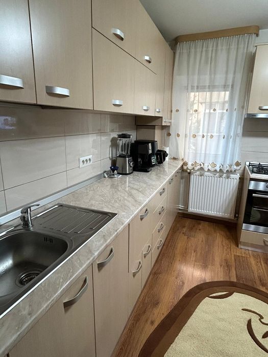 De vanzare apartament  trei camere