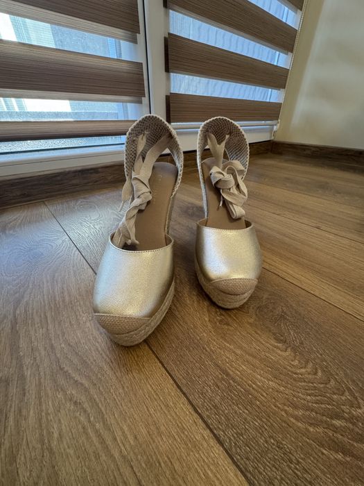 Обувки тип сандал на платформа