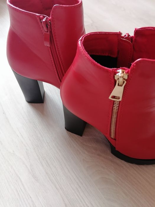 Botine roșii elegante