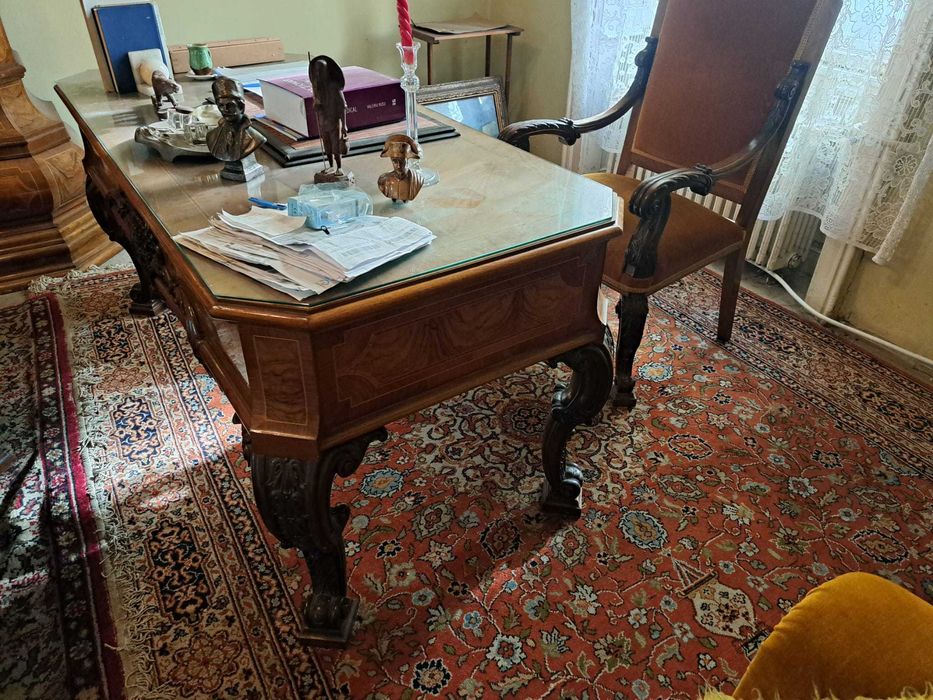 Vand mobilier din secolul 20.