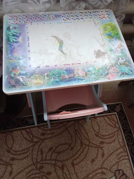 продам детский письменный стол