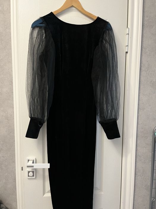 Чёрное велюровое платье с прозрачными рукавами.