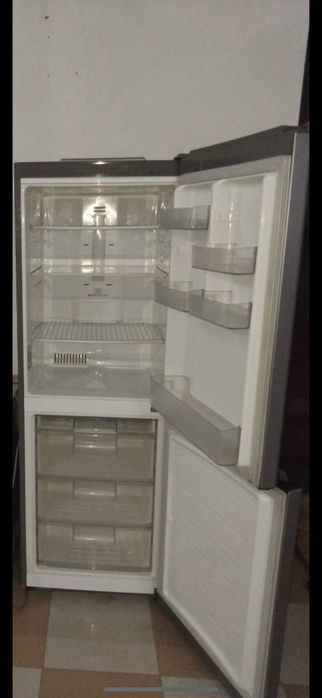 Рабочий холодильник продается